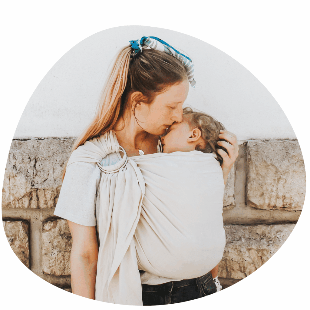 Anaïs Kov : professionnelle de l'Accompagnement Périnatal spécialisée dans le portage et le postpartum, à Paris et en visio.